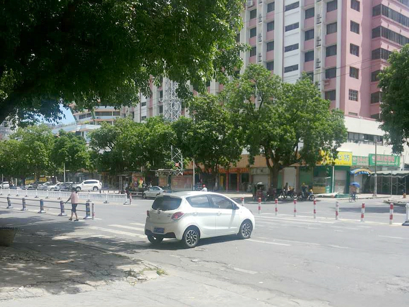 司机美女把贵州路卡住停车场,当成一架大绑带美女穿凉鞋班车图片