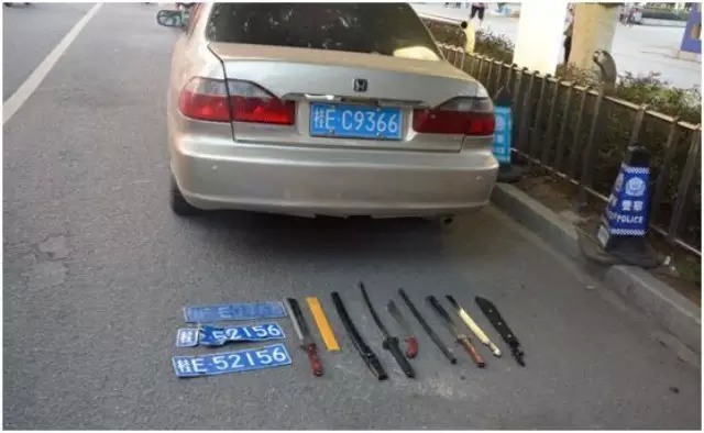 北海交警从套牌车搜出6把 砍刀 ,司机说出来市区