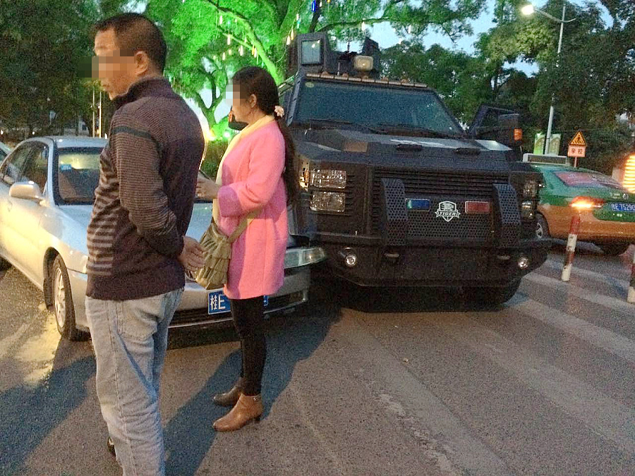风水不好,北海特警车又在北京路给奔驰撞了