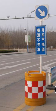 吐槽北海城市道路护栏反光标不清,易发生交通