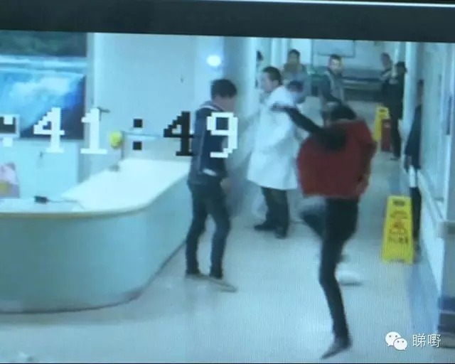 现场视频:北海人民医院医生被两个合浦人殴打