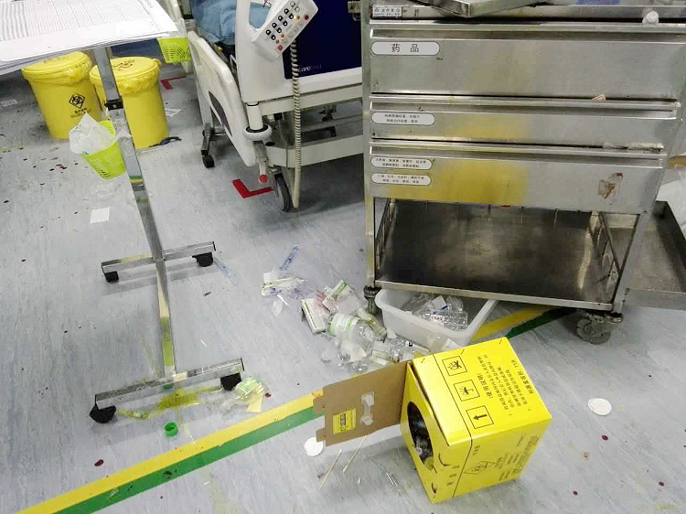 今天一个病人把北海人民医院的病房砸了,做医