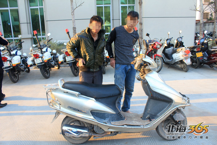 巡警今天下午又抓到两个飞车抢包的贼,助力车