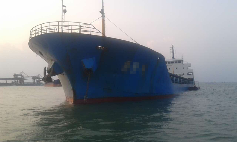 北海石头埠海面,无良铁船撞坏私人鱼排后逃逸