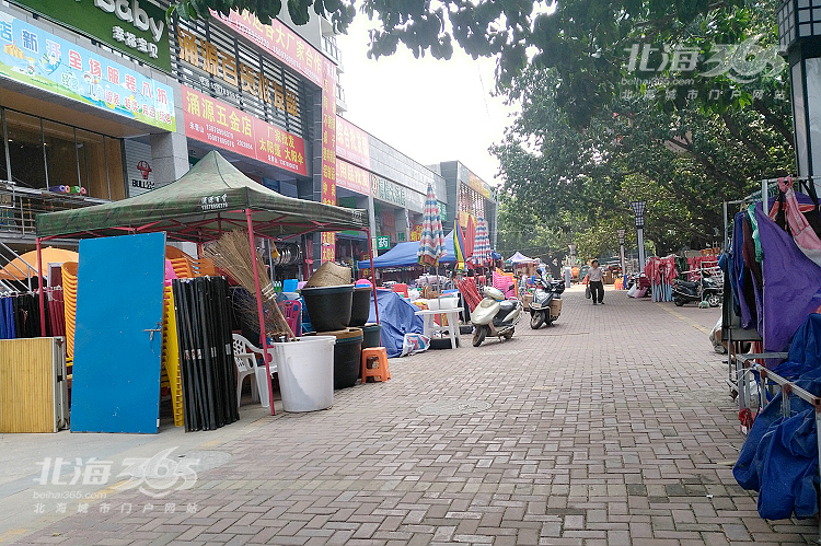 店铺阻街占道比较典型的,是搞批发的体育路,人行道都占用完了.