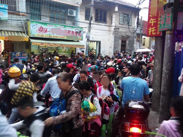 一张图带你看放学校门口有多堵!