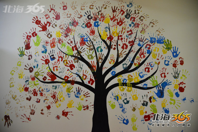 北海自闭症儿童,家长,老师共同用手印下的树