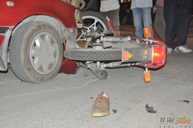 今日凌晨1时,出租车转弯与摩托车相撞,摩托车