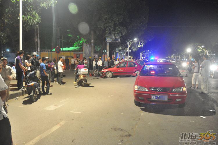 今日凌晨1时,出租车转弯与摩托车相撞,摩托车