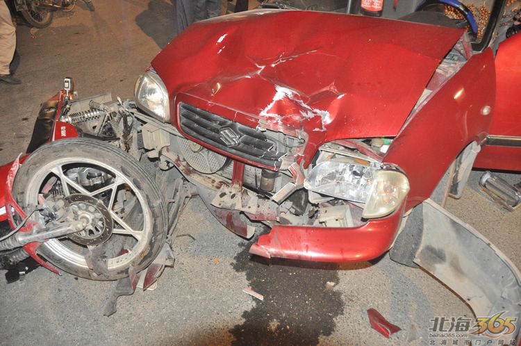 今日凌晨1时,出租车转弯与摩托车相撞,摩托车