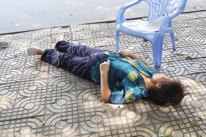 中暑还是醉酒?今日下午在北部湾中路迎宾馆旁发生的一