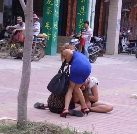 两个凶猛的“时髦女”打架,还拿砖头砸路人(图)