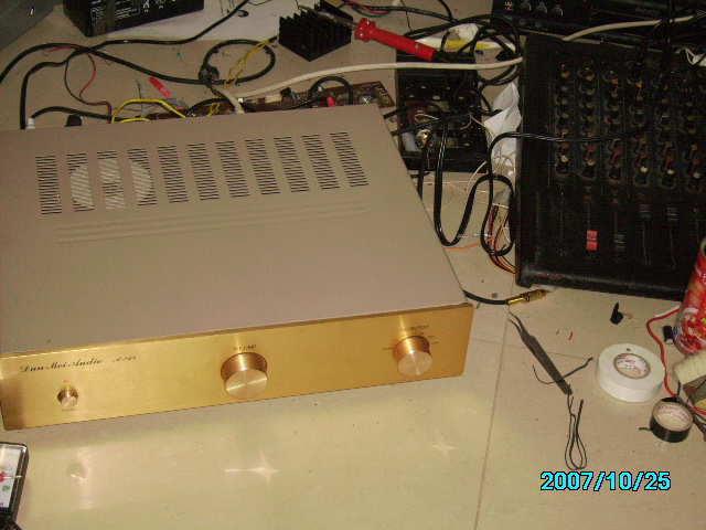 最近组装的一台后级 三个环型变压器:一个双45V另两个组成双45V 变压器总功率约:800W 整流后正负60V为后级提供足够的电量 采用NEC C2334/A1010作电流推动 输出管四对:MJ21193/MJ21194 参数:250V17A 250W 重量没称过应有18KG左右 请指点!!1