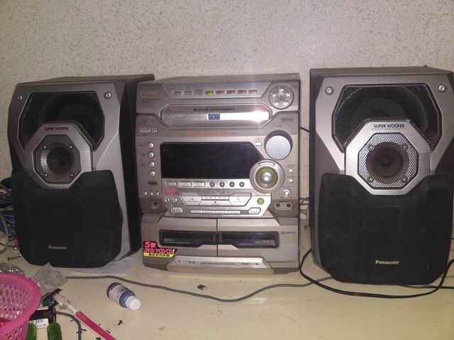 卖松下组合音响SA-DK1,原装220V机,5碟DVD已不读碟,CD/VCD正常,无遥控器,独立高低音功放输出,音箱分开带重低音喇叭,低音好震撼,用来做电脑音响很不错。卖450块,有意来电13677790087