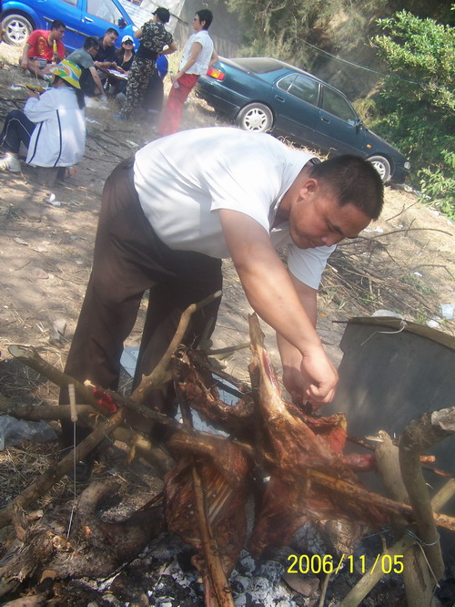 教练吃羊肉.JPG
