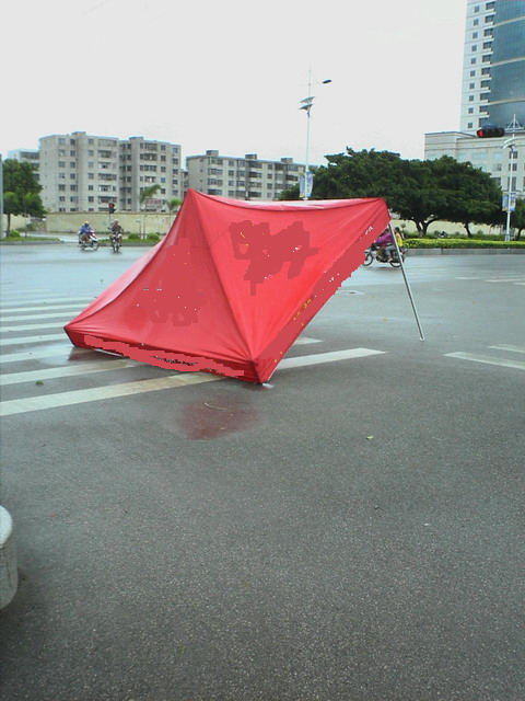 梦到一把蓝色的雨伞，心灵的庇护与情感深意的探索