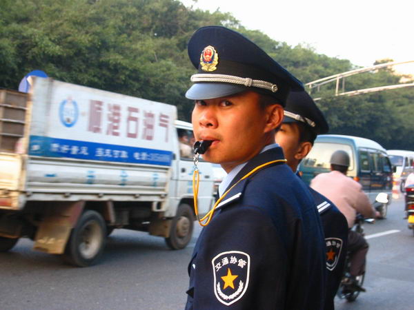 路过国通路口,看到了出现了一些交通协管,是警校的学生,还是类似香港