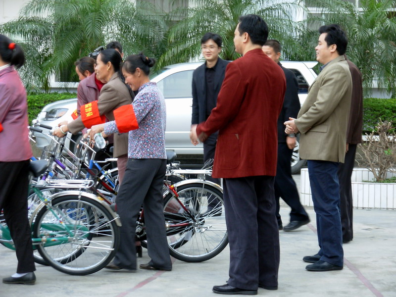 为监督员配发自行车进行卫生巡查管理--海城区