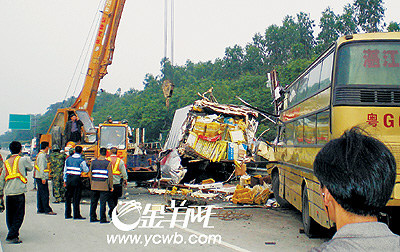 湛江客车撞上北海货车,茂湛高速今晨(4月13日)特大车祸九死二十伤