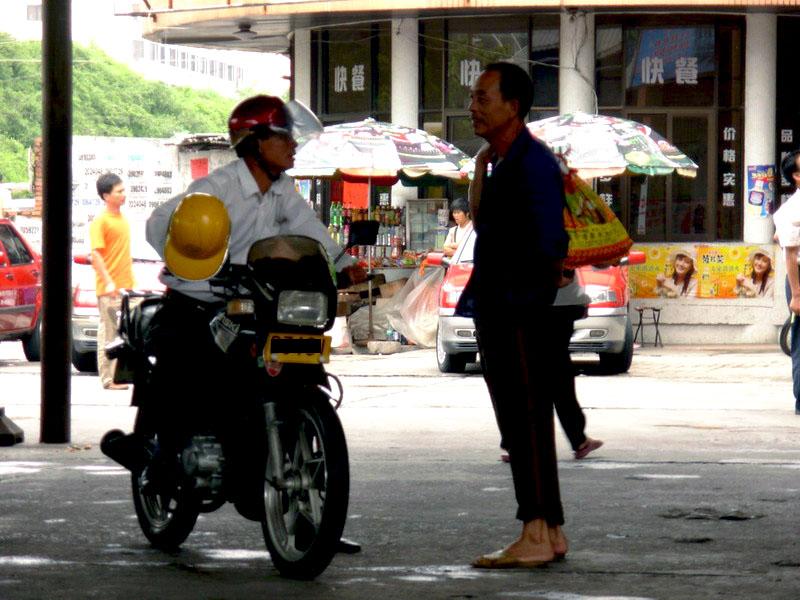 "摩的"群体遍布于北海这个海滨旅游城市的所有大街小巷,无论是人来人往的商业中心,娱乐场所,车站还是住宅小区门口,一些街头巷尾,甚至是树阴底都可以看到他们的身影."摩的"在北海可谓是无处不在,有人的地方就有他们.他们早出晚归,只是为了可以养家糊口,供子女读书,让父母安享晚年,以尽到自己作为丈夫,作为父亲,作为儿子的责任!