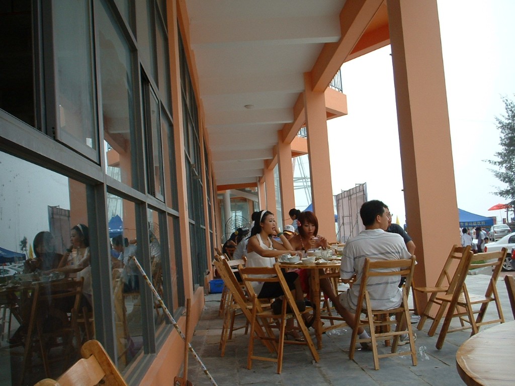 广西交通台和美假日湾之旅车展在银滩商业广