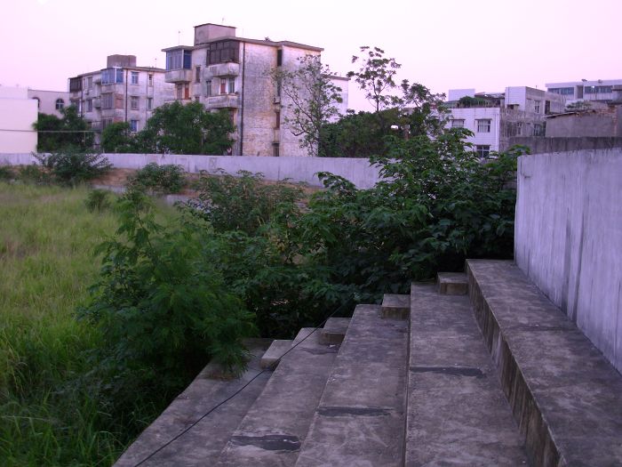 操场上踢足球画图片大全_操场上踢足球画图片