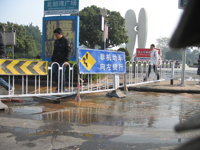 北部湾广场水流成河,如此浪费,水费要市民公摊