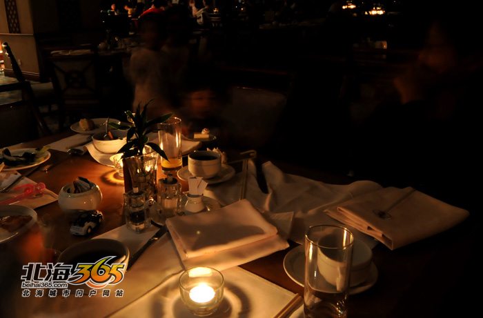 晚上8点30~~9点30分间,酒店内的餐厅也关了灯,为客人点上了蜡烛.