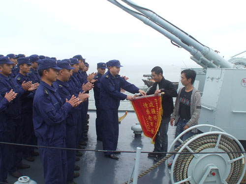 广西北海市海城区地角镇两名渔民乘一艘机动小艇在北海海警码头附近