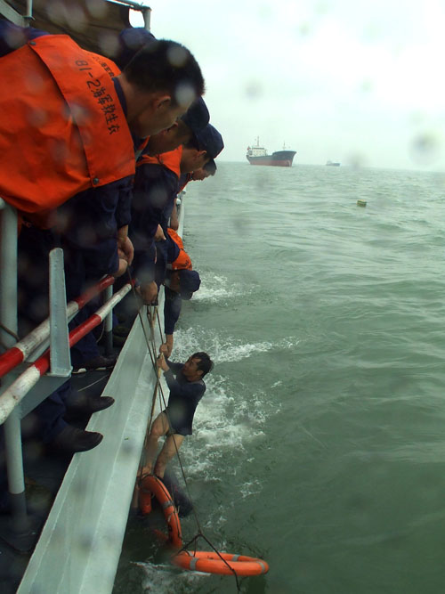 海军驻广西北海某舰艇部队电白艇在海警码头附近海域速