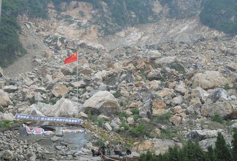 北川茅坝中学成为了"集体墓地",据当地人说:飘红旗的地方是茅坝中学