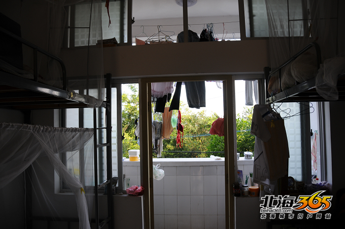 同一症状8间宿舍女生遭盗窃入室,现场惊现女生吃楼层月经手印些什么图片