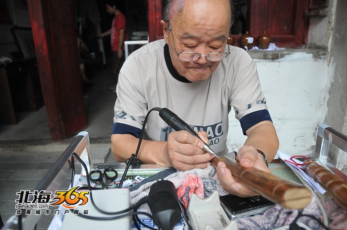 76岁老人在老街用磨牙刀当笔 还可在鸡蛋上刻