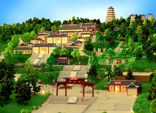 鉴于广大信众要求,天时地利人和,时机因缘成熟,广西壮族自治区民族宗教局于2003年(佛历2547年)正式批准在北海冠头岭易地重建普度寺。 普度寺规划占地九十亩。规划有牌坊、放生池、三门、天王殿、大雄宝殿、东西配殿、钟鼓楼、藏经楼、法堂、禅堂、斋堂、海会塔、万佛塔、方丈院等,依山就势,错落有致,庄严肃穆、清净幽雅。普度寺定于佛历2550年择吉日(公元2006年吉日)奠基动工。建设者真心诚意,费尽周祥,然普度寺规模宏大,而建寺资金匮乏,同人等弘法心殷,荷担力弱,冀聚沙而成塔,期众擎而易举,因发起募集,任人随心