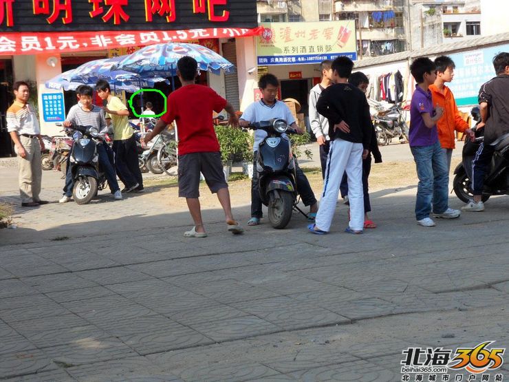 目击小孩很暴力:多名10来岁小孩当街殴打一男孩,还欲拿西瓜刀砍人(图)