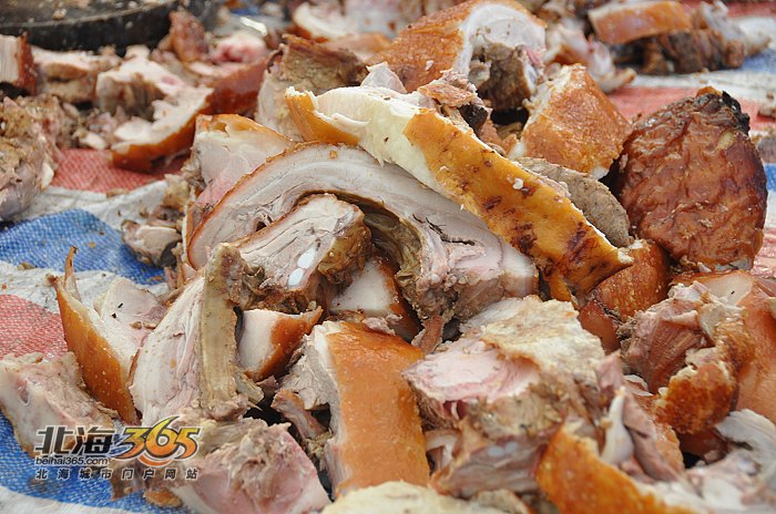 外沙祈福分烧猪肉现场,居民40元钱就可以领一