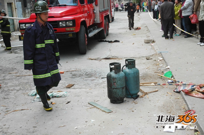 快讯:2:10左右海角路一宿舍发生煤气罐爆炸,两人被严重烧伤,一人轻伤