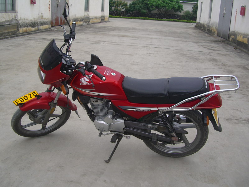 转让:9成新五羊本田摩托车一辆,手续齐全,价格