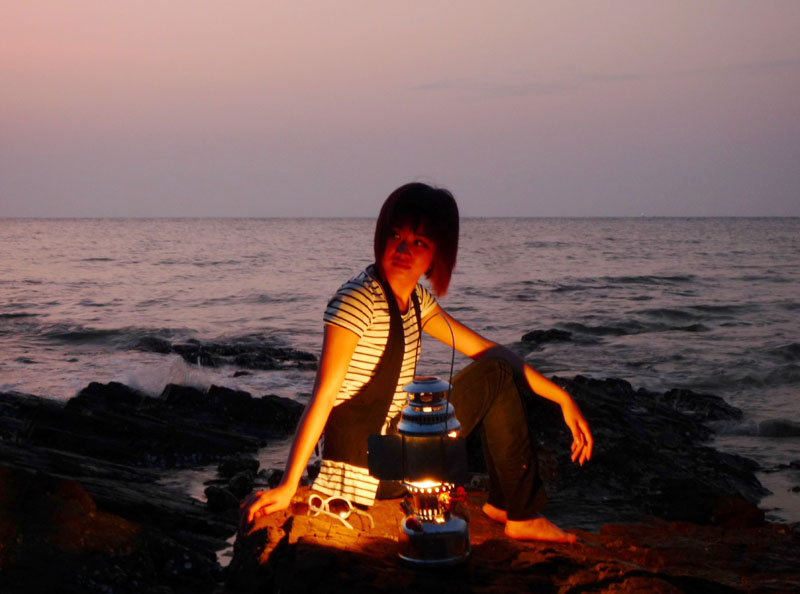 渔家姑娘在海边