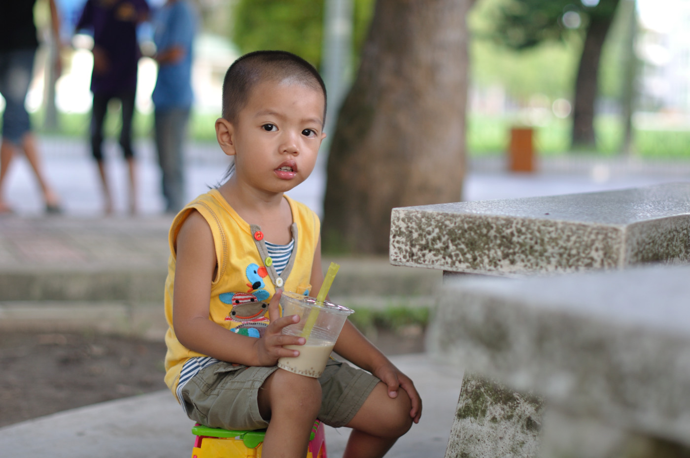 喝奶茶的小男孩