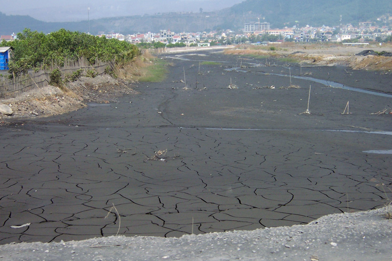 河河沟沟沉淀了黑黑的煤泥.