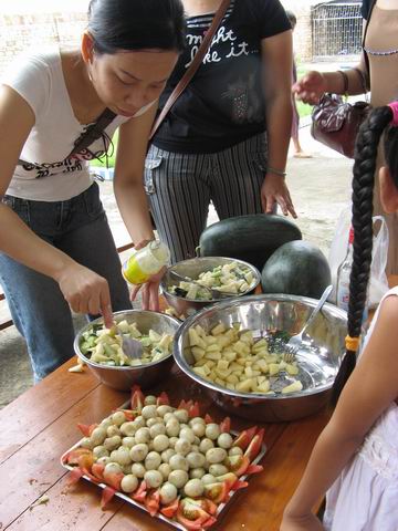 志愿者合浦群朋友又来到孤儿院看望孩子们[多