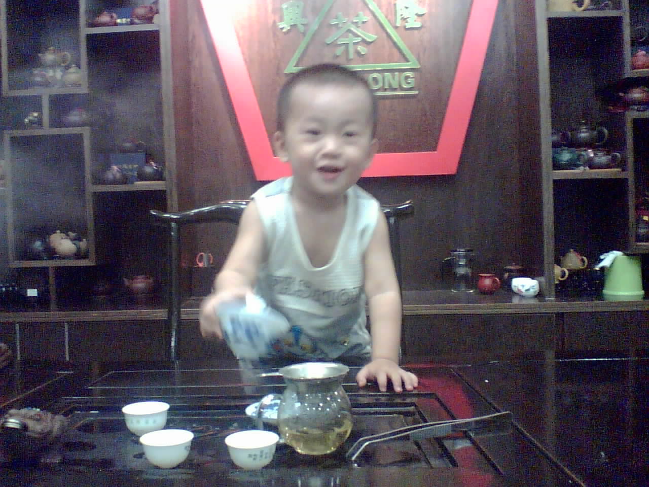 两岁宝宝茶艺表演开心一笑,趣味无穷(图)-宝宝
