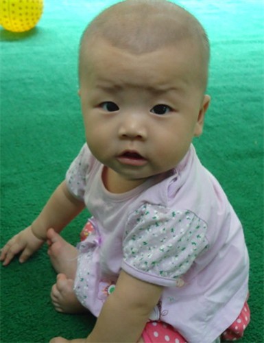 佳佳女宝宝光头记来咯··好好的小美女被奶奶变帅哥啦.