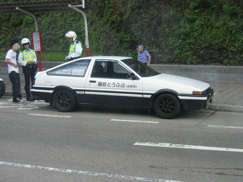 这是一款上个世纪80年代所生产的汽车,厂家为丰田,与《头文字