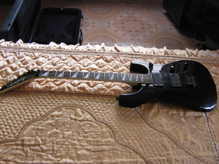 转让:9成新JACKSON电吉他一把,BOOS-GT6一