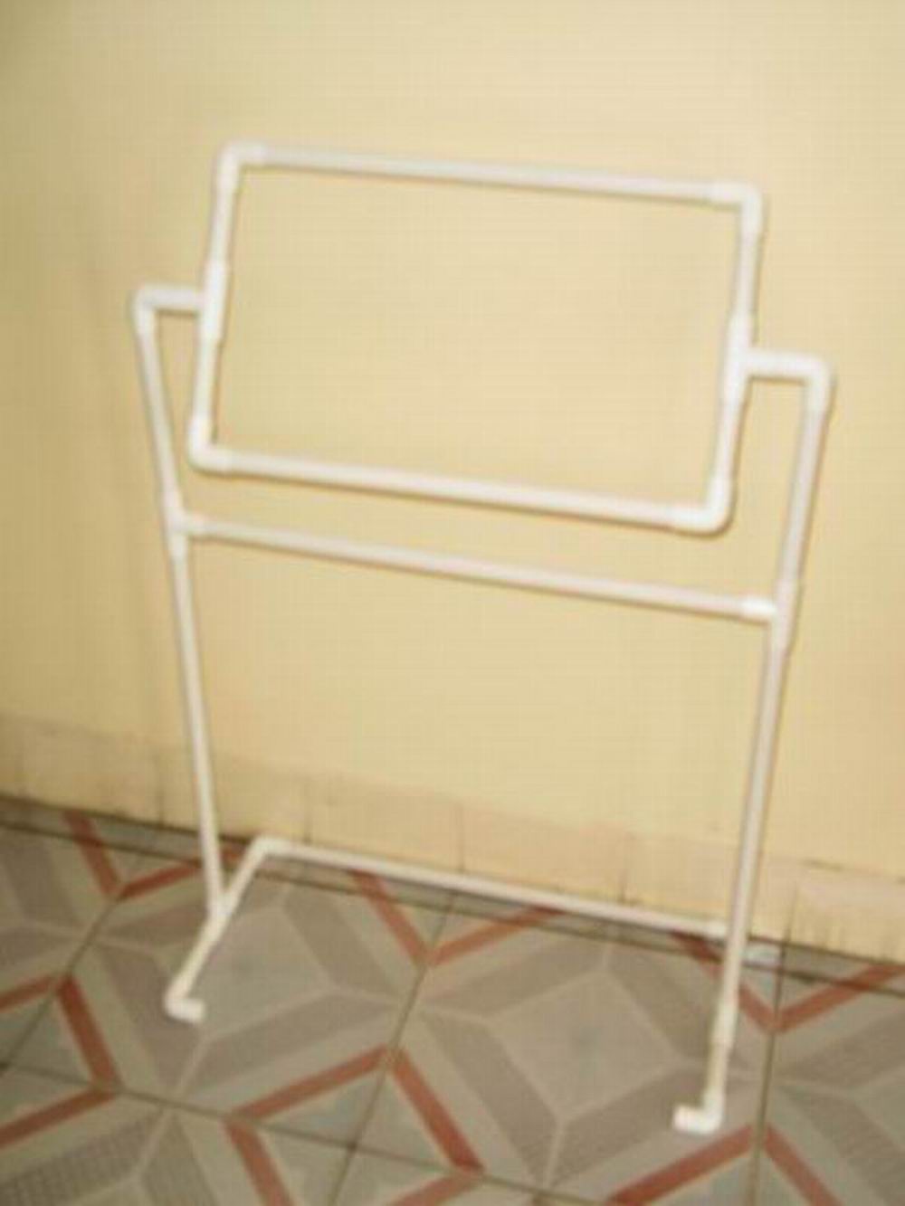 转让:十字绣绣架,送四个布夹,45元(实物图)-日用