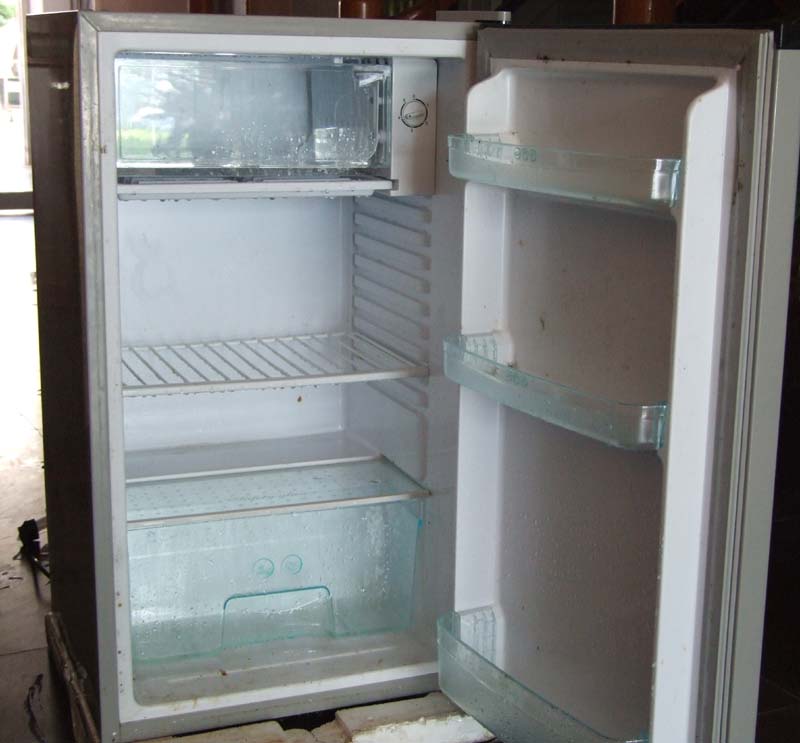 转让:全新不到一个月带保小冰箱,600元(实物图