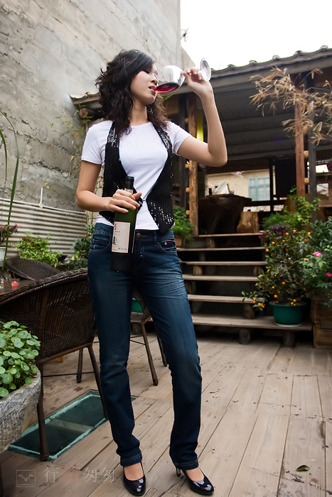 老街古厘岛酒吧狂欢啤酒,品红酒,色美女