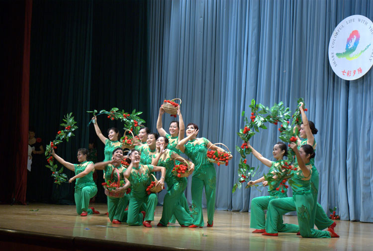 北海红霞艺术团走进北京全国中老年艺术大赛花